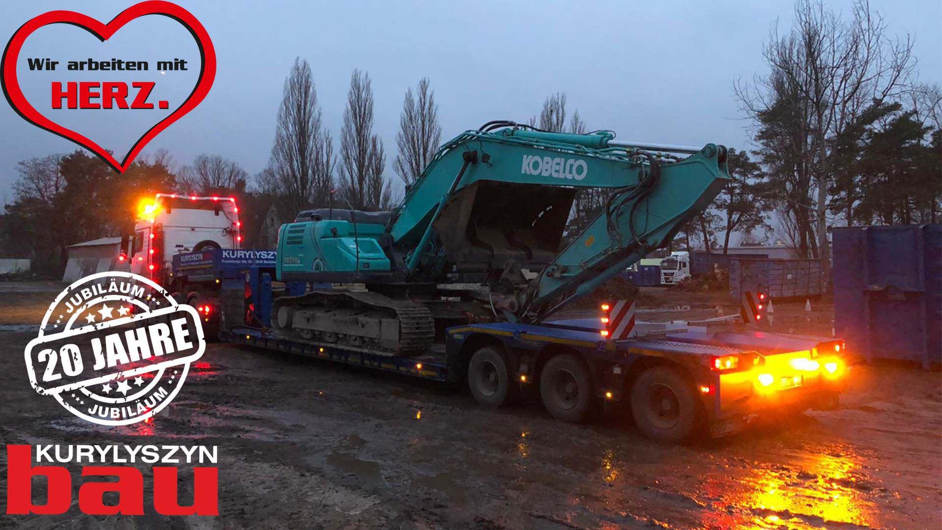 Maschinentransport bei Nacht – Bagger auf Tieflader