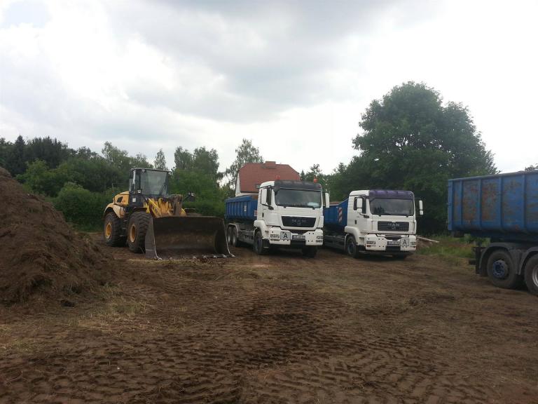 Maschinen im Einsatz – LKW in Warteposition