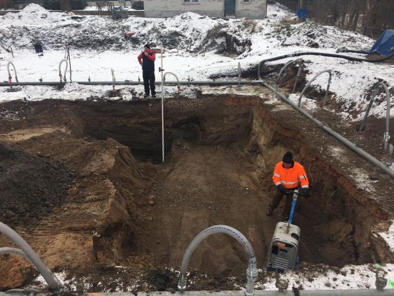 Fundamentvorbereitung – Maschinen und Material beim Bodenaufbau