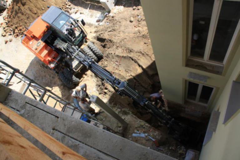 Bagger beim Freilegen des Fundamentes