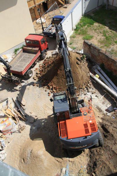 Bagger beim Freilegen des Fundamentes