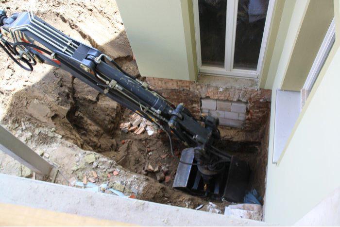 Bagger beim Freilegen des Fundamentes