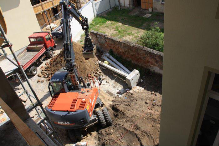 Bagger legt Fundamente frei