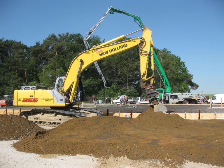 Bagger und Betonpumpe im Einsatz