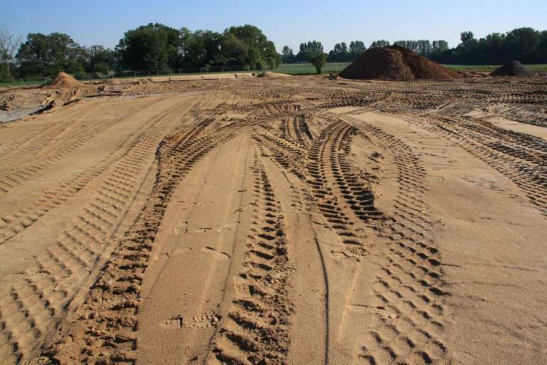 Radladerspuren im Sand