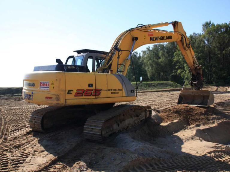 Bagger verdichtet Boden bei Erdbauprojek