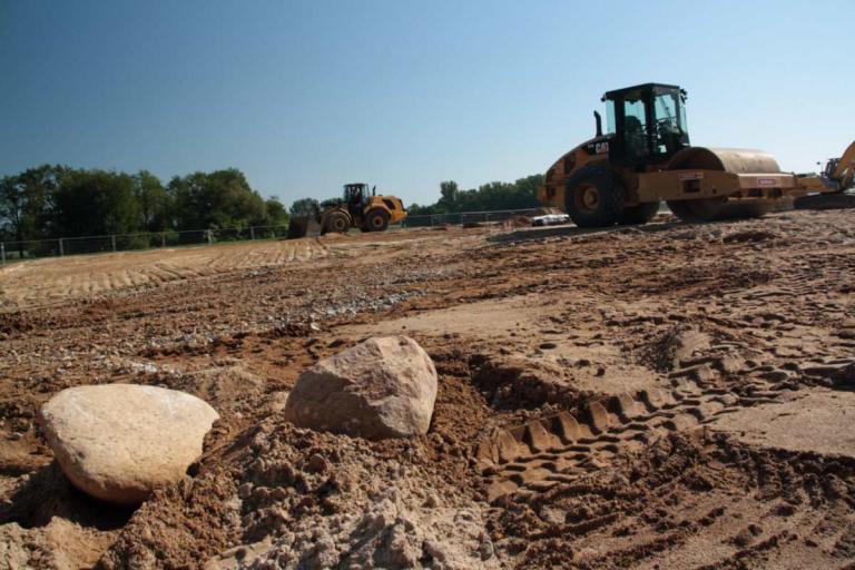 Team beim Planieren des Untergrundes – Start für bevorstehende Baumaßnahme