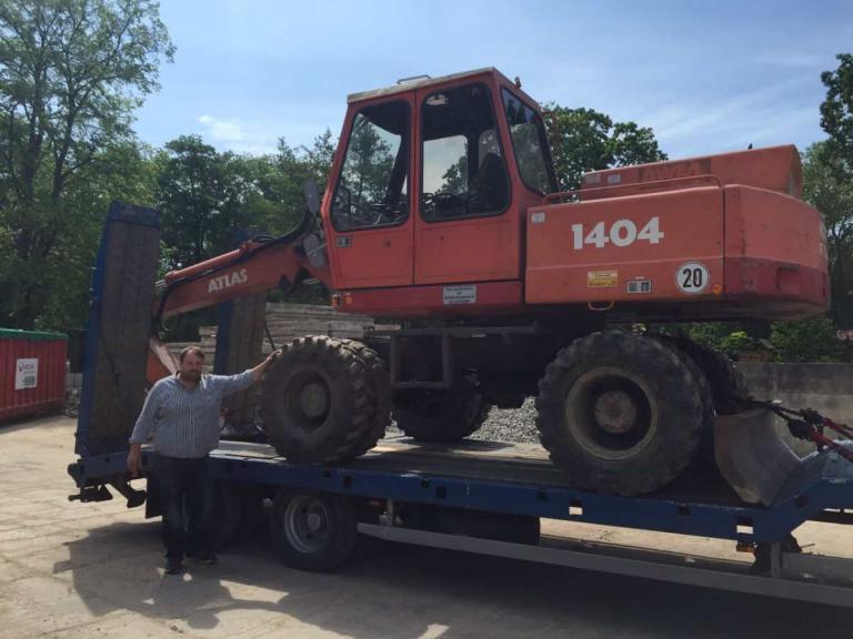 Bagger auf Tieflader - Alexander Kurylyszyn steht davor