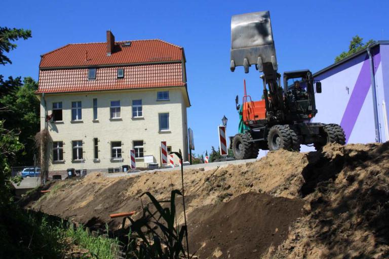 Abbrucharbeiten – Fachkräfte bei Abbruch und Reinigung von Baufeldern