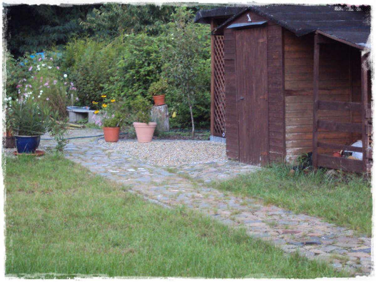 Weg mit Nastursteinen gepflastert Weg mit Nastursteinen gepflastert