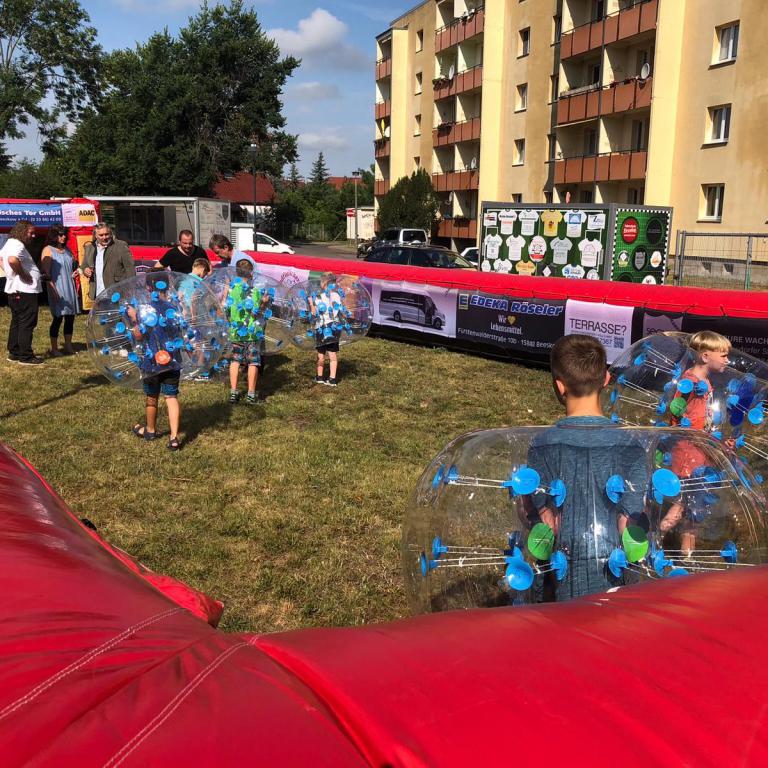 Kinder auf dem Fussballfeld