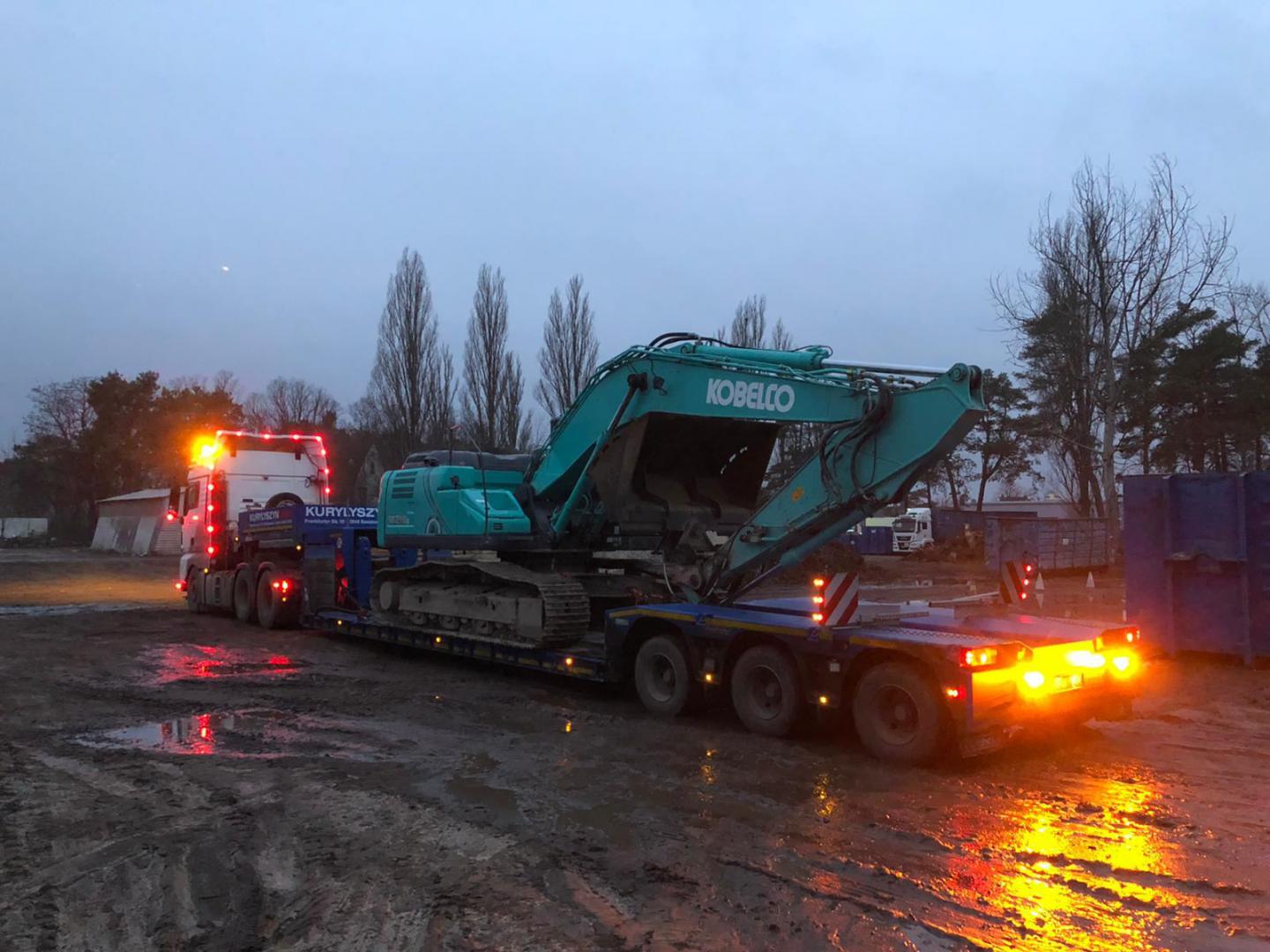 Kurylyszyn LKW Transportiert Bagger im Gelände Kurylyszyn LKW Transportiert Bagger im Gelände